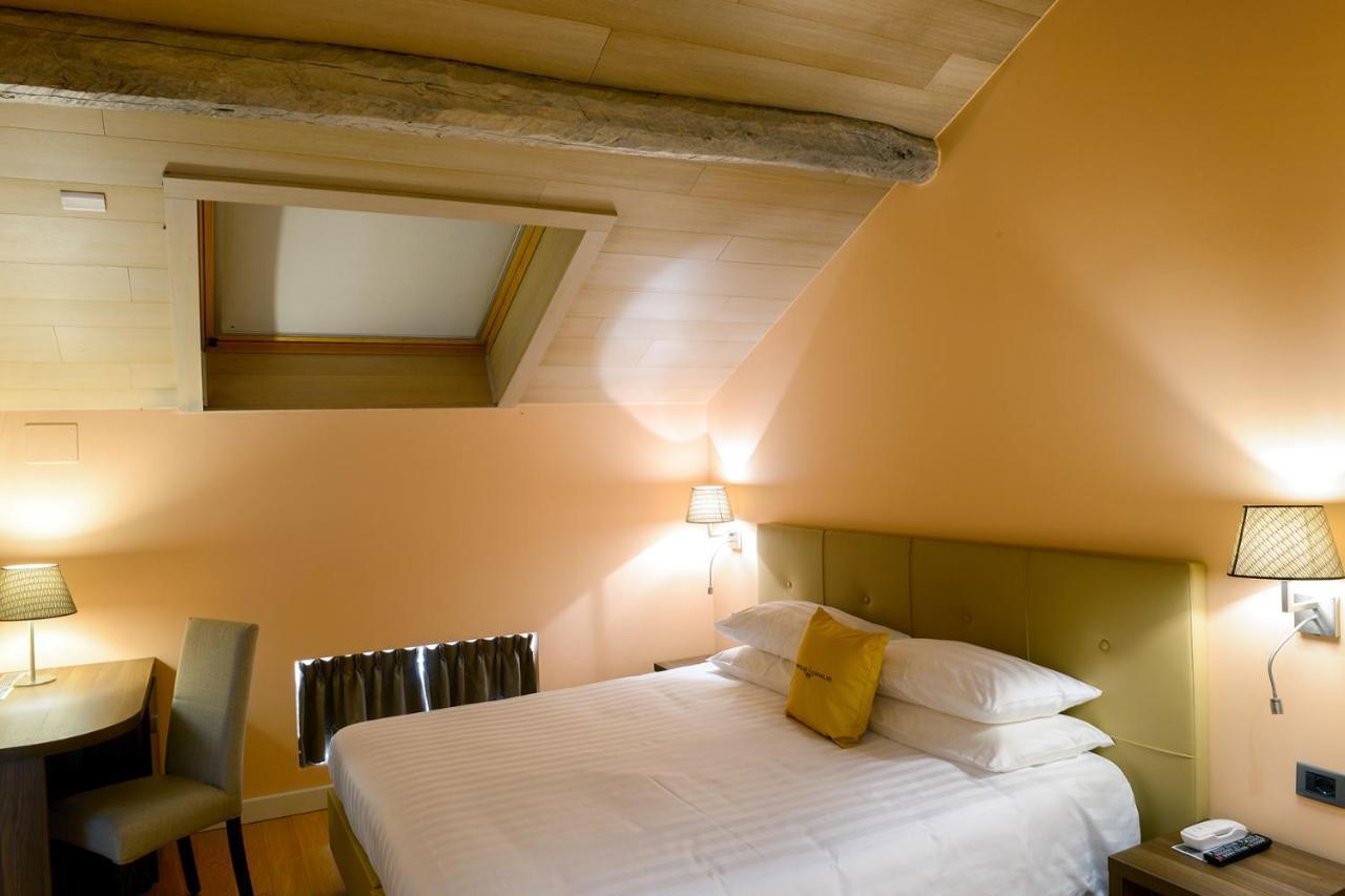 Hotel Relais Castello Di Casiglio Erba Esterno foto