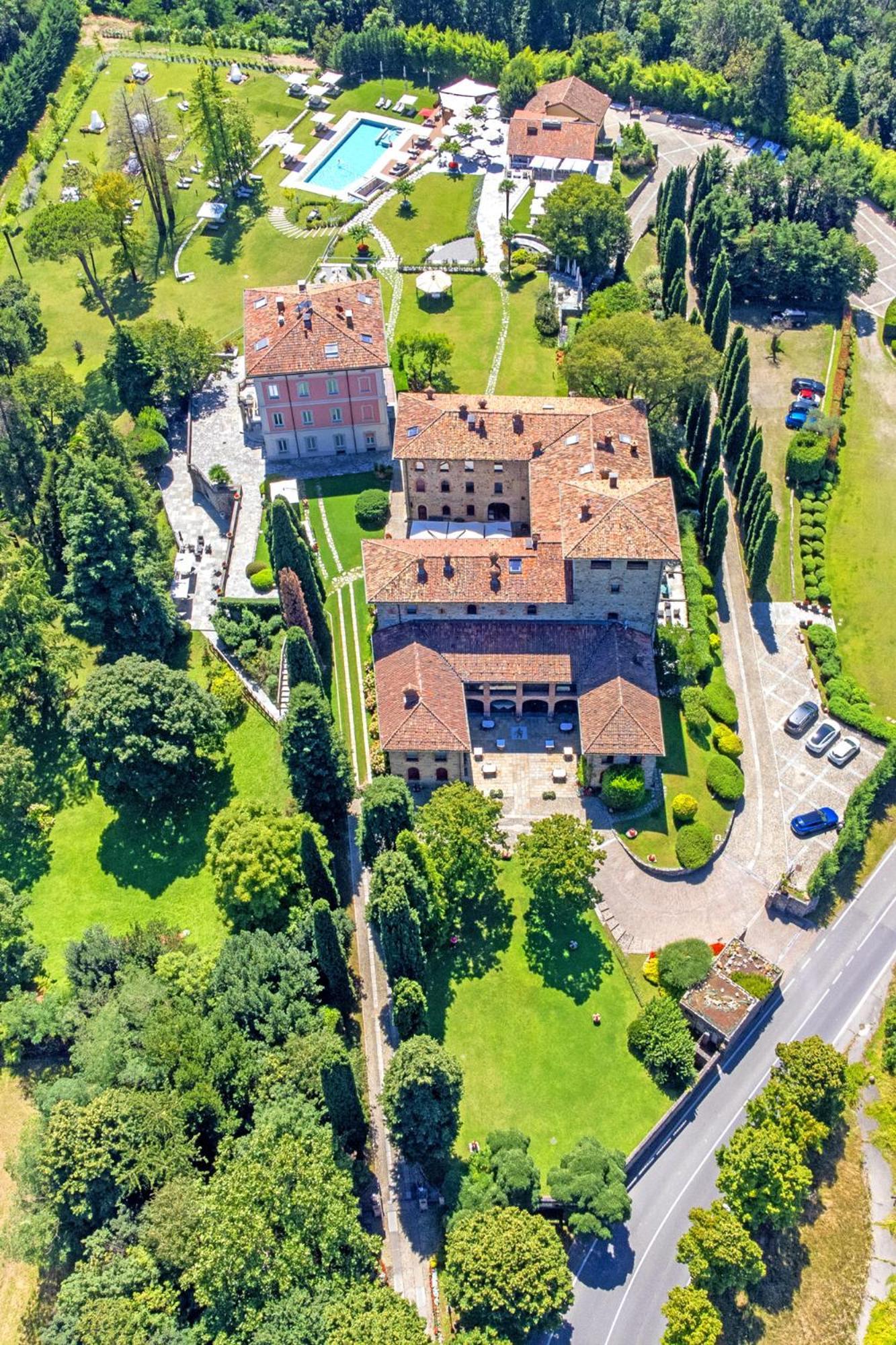 Hotel Relais Castello Di Casiglio Erba Esterno foto