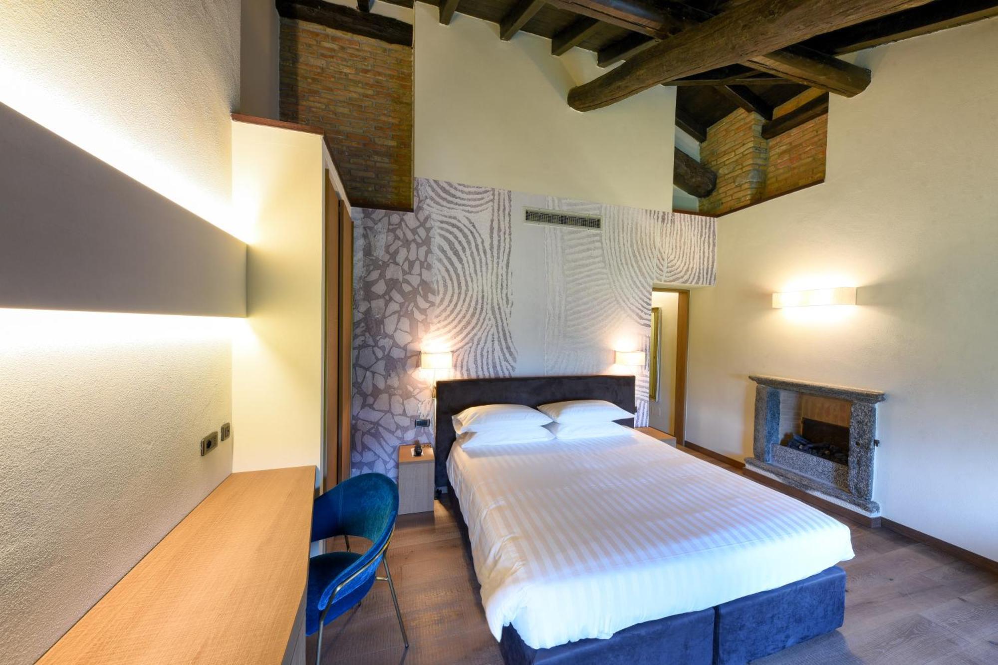 Hotel Relais Castello Di Casiglio Erba Camera foto
